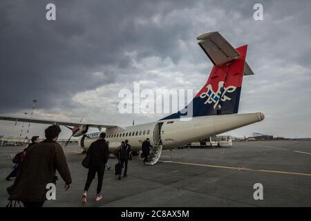 BUCAREST, SERBIE - 15 FÉVRIER 2020 : passagers à bord d'un ATR 72 portant le logo du transporteur aérien de la Serbie, Air Serbia, f Banque D'Images