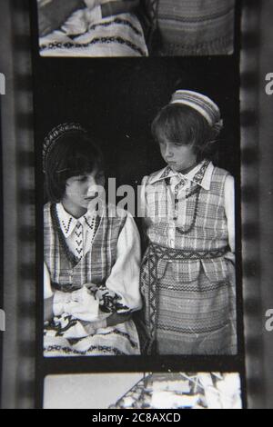 Fine 70s vintage contact imprimé noir et blanc photographie de deux jeunes filles vêtues de vêtements traditionnels d'Europe de l'est. Banque D'Images