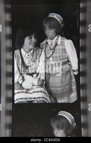 Fine 70s vintage contact imprimé noir et blanc photographie de deux jeunes filles vêtues de vêtements traditionnels d'Europe de l'est. Banque D'Images