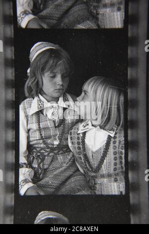 Fine 70s vintage contact imprimé noir et blanc photographie de deux jeunes filles vêtues de vêtements traditionnels d'Europe de l'est. Banque D'Images