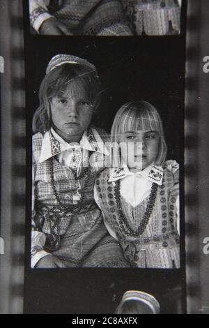 Fine 70s vintage contact imprimé noir et blanc photographie de deux jeunes filles vêtues de vêtements traditionnels d'Europe de l'est. Banque D'Images