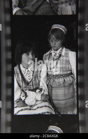 Fine 70s vintage contact imprimé noir et blanc photographie de deux jeunes filles vêtues de vêtements traditionnels d'Europe de l'est. Banque D'Images