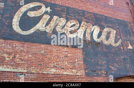Panneau de cinéma peint sur un vieux bâtiment en briques Banque D'Images