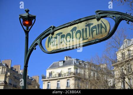Panneau du portail d'entrée historique et lanterne du métro de Paris, place Victor Hugo, Paris FR Banque D'Images