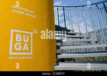 Mannheim, Allemagne. 20 juillet 2020. L'inscription 'BUGA Beste Aussichten' est apposée sur une tour d'observation sur le site de l'ancienne caserne américaine Spinelli. La région est la pièce maîtresse du Federal Horticultural Show à Mannheim, qui se tiendra d'avril à octobre 2023. (À dpa: 'Présentation du concept d'exposition pour le Federal Garden Show 2023 à Mannheim') Credit: Uwe Anspach/dpa/Alay Live News Banque D'Images