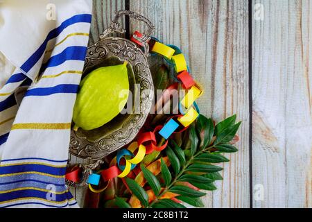 Les Juifs religieux de Sukkot choisissent le fruit de l'étrog de la foire traditionnelle des plantes rituelles à la veille Banque D'Images