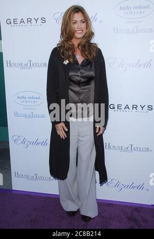 Au Gearys Beverly Hills présente la collection Elizabeth Taylor avec une apparence personnelle de Dame Elizabeth Taylor tenue au Gearys Beverly Hills à Beverly Hills, CA. L'événement a eu lieu le samedi 10 novembre 2007. Photo par: SBM / PictureLux - référence du fichier # 34006-10246SBMPLX Banque D'Images