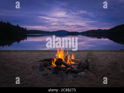 Feu de camp sur la plage lors de mon voyage en kayak Banque D'Images