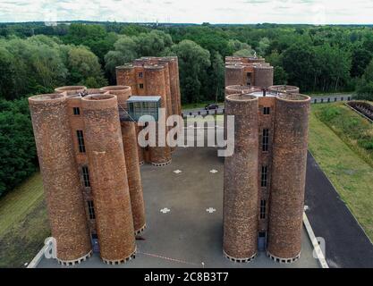 21 juillet 2020, Brandebourg, Lauchhammer: Le monument industriel 'Biotowers Lauchhammer' (photo aérienne avec un drone). Les 24 tours, d'une hauteur de 22 mètres, appartenaient à l'ancienne usine de cokéfaction de lignite située au nord de Lauchhammer. Ils ont été mis en service il y a 60 ans. Jusqu'en 1990, le bâtiment a servi d'usine de traitement biologique pour les eaux usées industrielles contenant du phénol de la grande usine de cokéfaction de Lauchhammer. Là, l'« or noir » de Lusatia a été utilisé pendant des décennies pour produire du coke à haute température de lignite pour la production de fer. Photo: Patrick Pleul/dpa-Zentralbild/ZB Banque D'Images