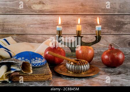 Roch hachana avec miel et pot en verre des pommes mûres fraîches. Nouvel an juif tallit shofar et symboles Banque D'Images