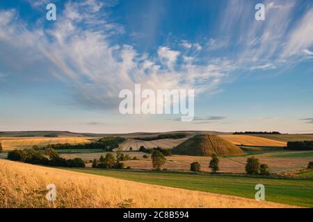 Silbury Hill en été au coucher du soleil. Avebury, Wiltshire, Angleterre Banque D'Images