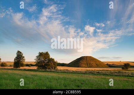 Silbury Hill en été au coucher du soleil. Avebury, Wiltshire, Angleterre Banque D'Images