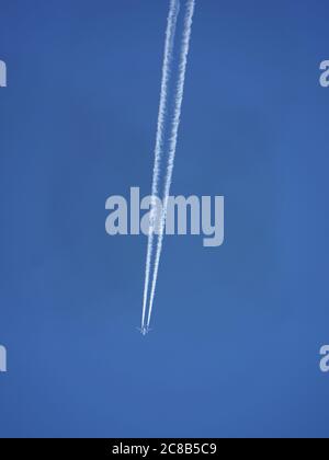 Un sentier de vapeur provenant d'un avion de ligne. Banque D'Images