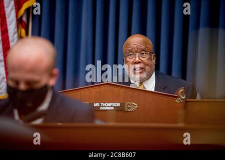 Le président Représentant des États-Unis Bennie Thompson (démocrate du Mississippi), à droite, parle comme Pete Gaynor, administrateur de l'Agence fédérale de gestion des urgences (FEMA), lors d'une réunion du Comité de la sécurité intérieure de la Chambre à Capitol Hill à Washington, le mercredi 22 juillet 2020, sur la réponse nationale à la pandémie du coronavirus. Andrew Harnik/Pool via CNP | utilisation dans le monde entier Banque D'Images