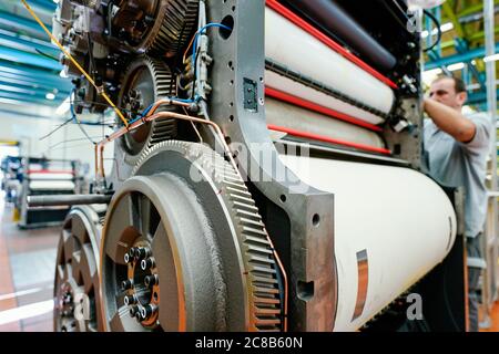 Wiesloch, Allemagne. 22 juillet 2020. Un employé assemble une unité d'impression Speedmaster CX 102 dans un atelier au siège de Heidelberger Druckmaschinen AG le Groupe tiendra son Assemblée générale annuelle en ligne le 23 juillet. Credit: Uwe Anspach/dpa/Alamy Live News Banque D'Images