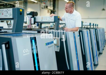 Wiesloch, Allemagne. 22 juillet 2020. Un employé se trouve dans une usine au siège de la société Heidelberger Druckmaschinen AG, dans une unité d'impression Speedmaster XL 106 de dernière génération, et le Groupe tient son Assemblée générale annuelle en ligne le 23 juillet. Credit: Uwe Anspach/dpa/Alamy Live News Banque D'Images