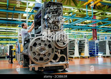 Wiesloch, Allemagne. 22 juillet 2020. Un employé assemble une unité d'impression Speedmaster CX 102 dans un atelier au siège de Heidelberger Druckmaschinen AG le Groupe tiendra son Assemblée générale annuelle en ligne le 23 juillet. Credit: Uwe Anspach/dpa/Alamy Live News Banque D'Images
