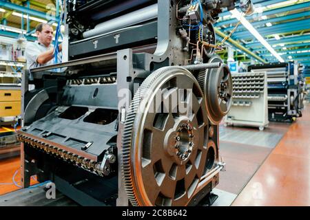 Wiesloch, Allemagne. 22 juillet 2020. Un employé assemble une unité d'impression Speedmaster CX 102 dans un atelier au siège de Heidelberger Druckmaschinen AG le Groupe tiendra son Assemblée générale annuelle en ligne le 23 juillet. Credit: Uwe Anspach/dpa/Alamy Live News Banque D'Images