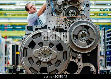 Wiesloch, Allemagne. 22 juillet 2020. Un employé assemble une unité d'impression Speedmaster CX 102 dans un atelier au siège de Heidelberger Druckmaschinen AG le Groupe tiendra son Assemblée générale annuelle en ligne le 23 juillet. Credit: Uwe Anspach/dpa/Alamy Live News Banque D'Images