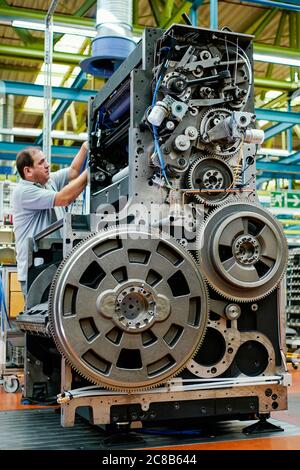 Wiesloch, Allemagne. 22 juillet 2020. Un employé assemble une unité d'impression Speedmaster CX 102 dans un atelier au siège de Heidelberger Druckmaschinen AG le Groupe tiendra son Assemblée générale annuelle en ligne le 23 juillet. Credit: Uwe Anspach/dpa/Alamy Live News Banque D'Images