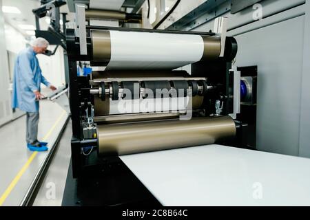 Wiesloch, Allemagne. 22 juillet 2020. Un employé se tient dans un atelier au siège de la société Heidelberger Druckmaschinen AG dans une usine de production d'électronique biologique imprimée. Le Groupe tient son Assemblée générale annuelle en ligne le 23 juillet. Credit: Uwe Anspach/dpa/Alamy Live News Banque D'Images