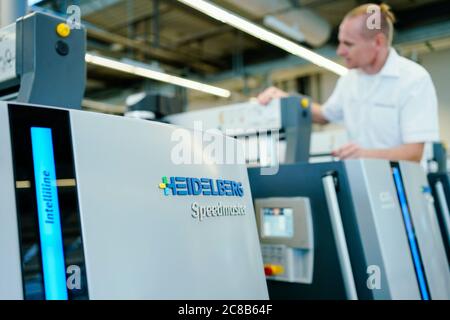 Wiesloch, Allemagne. 22 juillet 2020. Un employé se trouve dans une usine au siège de la société Heidelberger Druckmaschinen AG, dans une unité d'impression Speedmaster XL 106 de dernière génération, et le Groupe tient son Assemblée générale annuelle en ligne le 23 juillet. Credit: Uwe Anspach/dpa/Alamy Live News Banque D'Images