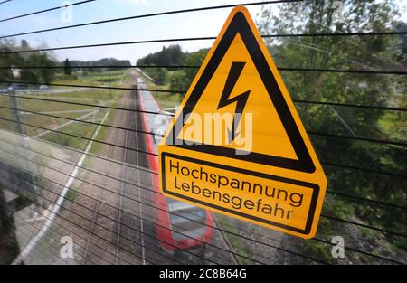 22 juillet 2020, Bavière, Weißensberg : une locomotive diesel est en cours d'exécution sur la ligne de chemin de fer Munich-Lindau, qui est équipée de nouveaux mâts et lignes électriques. La Deutsche Bahn a passé deux ans et demi à électrifier la ligne de 155 kilomètres et le projet est maintenant sur le point d'être achevé (DPA: "De pionnier à straggler: Pourquoi les rails de Bavière manquent d'électricité"). Photo : Karl-Josef Hildenbrand/dpa Banque D'Images