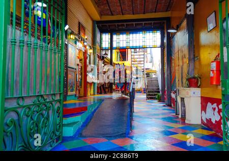 Buenos Aires, Argentine - 05 septembre 2018 : les célèbres couleurs d'El Caminito et les boutiques de souvenirs. Banque D'Images