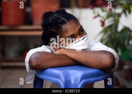 Jeune femme fatiguée dans le masque facial Banque D'Images