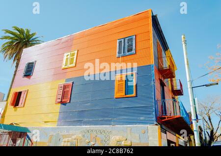 Buenos Aires, Argentine - 05 septembre 2018 : une maison unique pleine de couleurs et de motifs dans ses murs et ses fenêtres. Banque D'Images