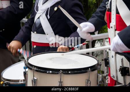 Jeune homme jouant du tambour de snari dans la célébration de l'indépendance, marche militaire, défilé en Amérique latine en septembre. Banque D'Images