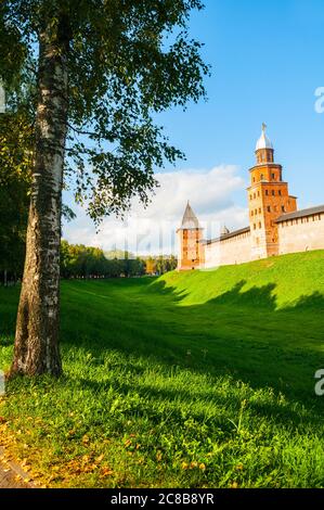 Veliky Novgorod Kremlin Assomption et les tours Kokui à Veliky Novgorod, Russie, Voyage vue d'été de Veliky Novgorod Banque D'Images