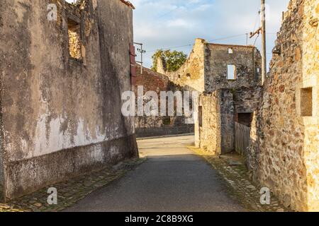 Europe, France, haute-Vienne, Oradour-sur-Glane. 5 septembre 2019. Des bâtiments en pierre détruits sont en ruines dans une rue du village martyr d'Oradour-sur-Glane. Banque D'Images