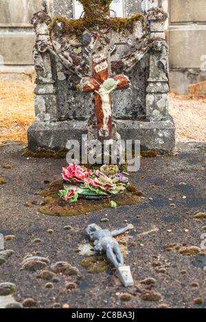 Europe, France, haute-Vienne, Oradour-sur-Glane. 5 septembre 2019. Fleurs en céramique et crucifix dans le cimetière du village martyr d'Oradour-sur-GL Banque D'Images