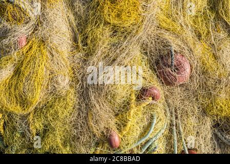 Pile de filet de pêche commercial avec des cordes et des flotteurs comme arrière-plan abstrait Banque D'Images