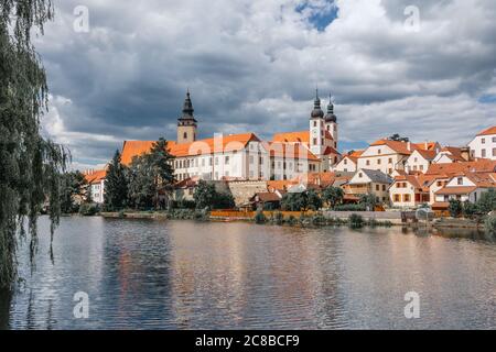 Telc ville avec un ciel spectaculaire. Reflet de l'eau des maisons et du château de Telc, République tchèque. Patrimoine mondial de l'UNESCO. Banque D'Images