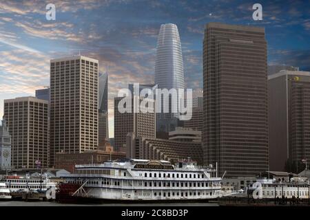 Centre-ville de San Francisco depuis la baie avec un bateau d'époque en premier plan, San Francisco, Californie Banque D'Images