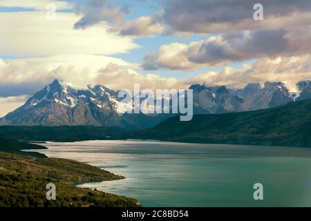 Vue sur les montagnes Torres del Paine au-dessus du lac Pehoe, Patagonie, Cile Banque D'Images