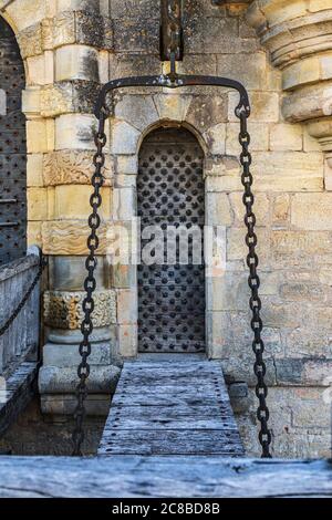 Europe, France, Dordogne, Hautefort. 6 septembre 2019. Porte avec pont-levis sur le château de Hautefort, Château de Hautfort. Banque D'Images