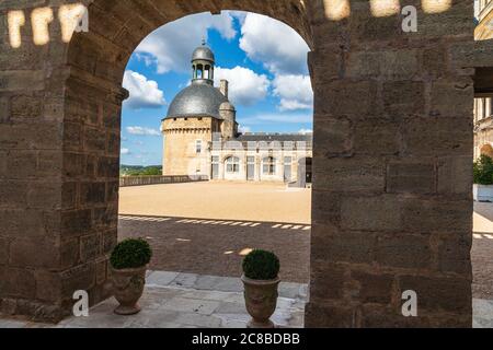 Europe, France, Dordogne, Hautefort. 6 septembre 2019. Arche du château de Hautefort, Château de Hautfort. Banque D'Images