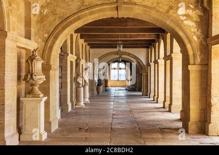 Europe, France, Dordogne, Hautefort. 6 septembre 2019. Un passage extérieur voûté au château de Hautefort, Château de Hautfort. Banque D'Images