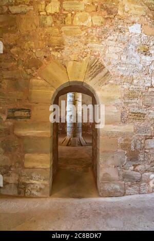 Europe, France, Dordogne, Hautefort. 6 septembre 2019. Une porte en pierre voûtée au château de Hautefort, Château de Hautfort. Banque D'Images