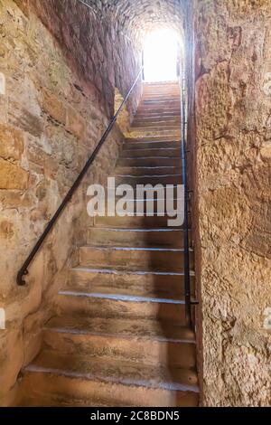 Europe, France, Dordogne, Hautefort. 6 septembre 2019. Escalier menant au donjon du château de Hautefort, Château de Hautfort. Banque D'Images