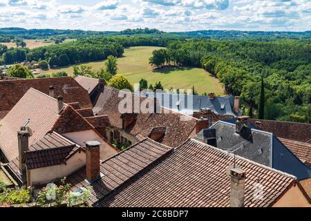 Europe, France, Dordogne, Hautefort. 6 septembre 2019. Vue sur la campagne et les toits de la ville de Hautefort. Banque D'Images