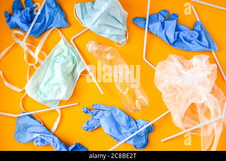 COVID-19 déchets médicaux. Élimination des gants, des masques, des bouteilles de désinfectant vides en plastique. Équipement de protection individuelle EPI utilisé . Pollution plastique Banque D'Images