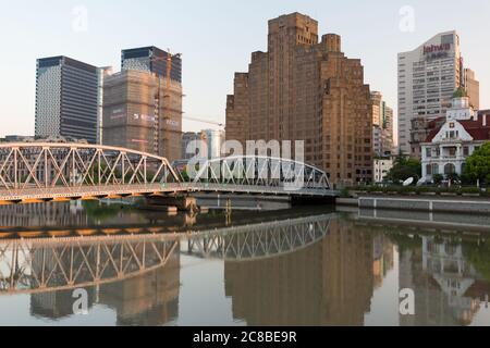 Shanghai, Chine - 17 avril 2018 : vue sur le bâtiment Broadway Mansions et le pont Waibaidu. En premier plan du fleuve Suzhou. Banque D'Images