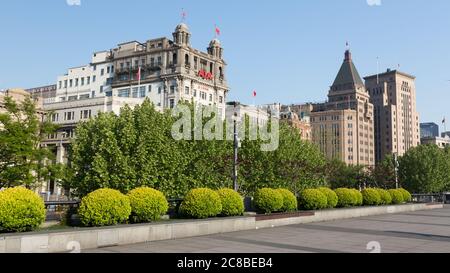 Shanghai, Chine - 17 avril 2018 : vue sur l'immeuble de l'AIA et la maison Sassoon (Hôtel Fairmont Peace). Promenade vide du Bund au premier plan. Banque D'Images