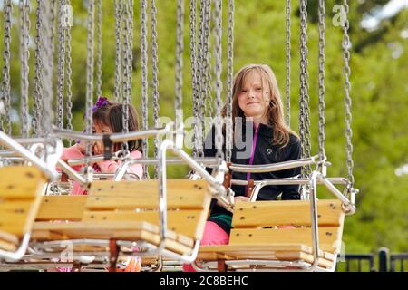 Les enfants apprécient la promenade dans un carrousel pendant un après-midi ensoleillé au Heritage Park de Calgary, Alberta Banque D'Images