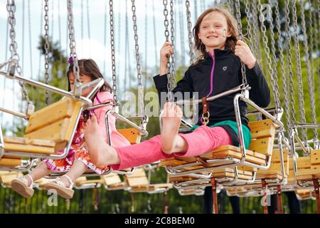 Les enfants apprécient la promenade dans un carrousel pendant un après-midi ensoleillé au Heritage Park de Calgary, Alberta Banque D'Images