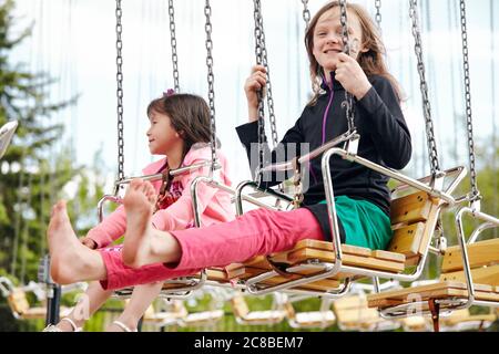 Les enfants apprécient la promenade dans un carrousel pendant un après-midi ensoleillé au Heritage Park de Calgary, Alberta Banque D'Images